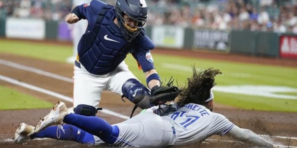 Schneider's two-run homer in ninth lifts Blue Jays to 2-1 win over Astros