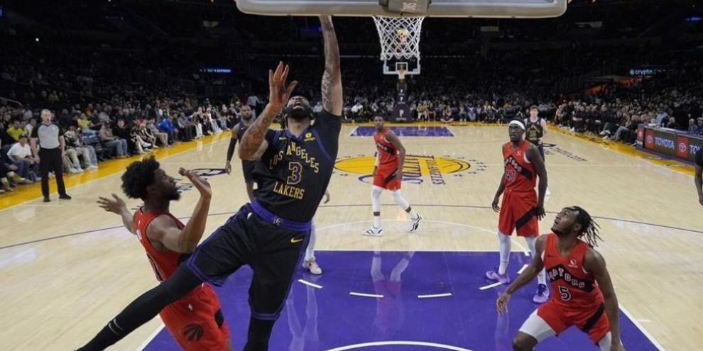 Toronto coach pounds table, rips officials after Lakers hold off Raptors 132-131