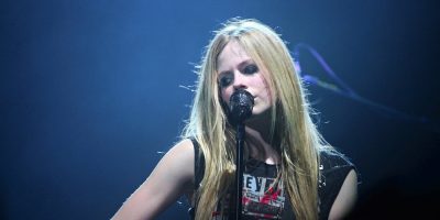 avril lavigne guitar from Rosa Casapullo via wiki commons