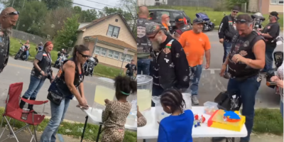 Bikers buy lemonade