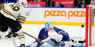 Zacha scores twice, Bruins down Maple Leafs 4−1 in potential playoff preview