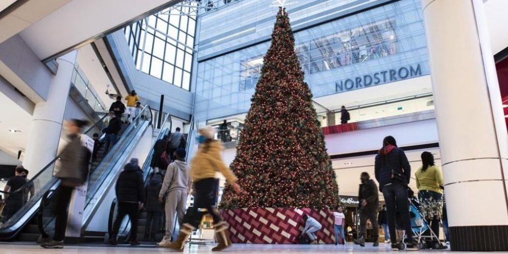 Holiday spending expected to slump amid inflation, economic uncertainty: report