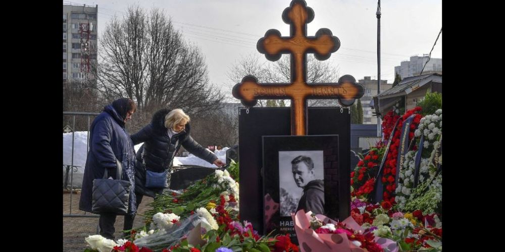 Navalny's Mother Brings Flowers To His Grave A Day After Thousands ...