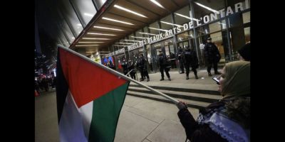 Protesters / Art Gallery of Ontario - CP