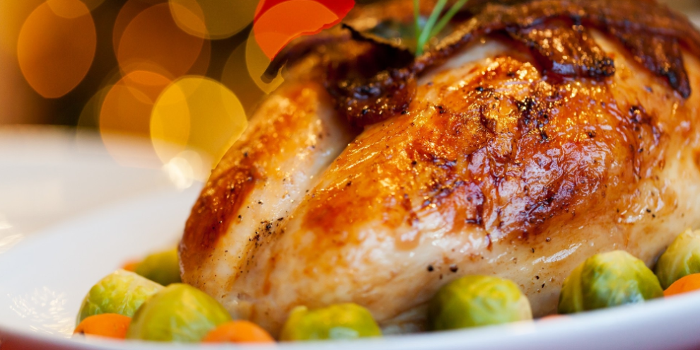 Hosting a holiday dinner? Here are some cost−saving tips