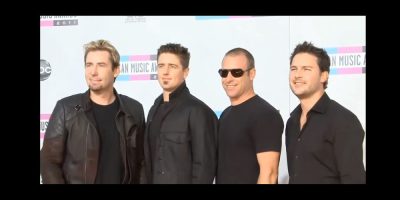 nickelback from wikicommons by Mika Newton, Troy Harley and Julia Kurbatova at American Music Awards 2011