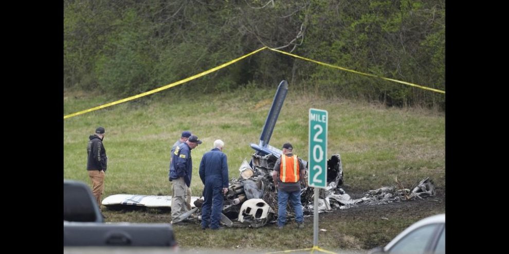 Investigators look over a small plane crash alongside eastbound Interstate 40 at mile marker 202 on Tuesday, March 5, 2024, in Nashville, Tenn. THE CANADIAN PRESS/AP-George Walker IV