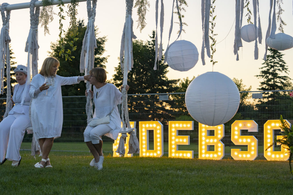 900 Don Bright Whites at Le Diner En Blanc in Collingwood