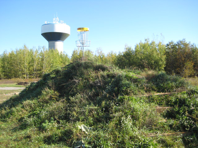 The course is located in the Sandy Hollow area at 434 Ferndale Drive North, in the northern section of the Barrie landfill lands. Access to the course is from the driveway beside the Ferndale Drive North Water Tower, just south of Benson Drive