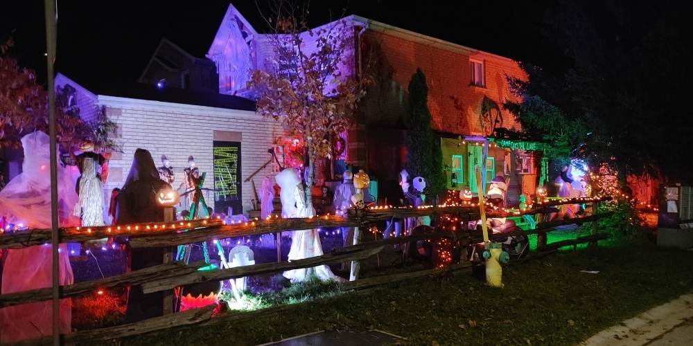 A house on Violet Street decorated for Halloween