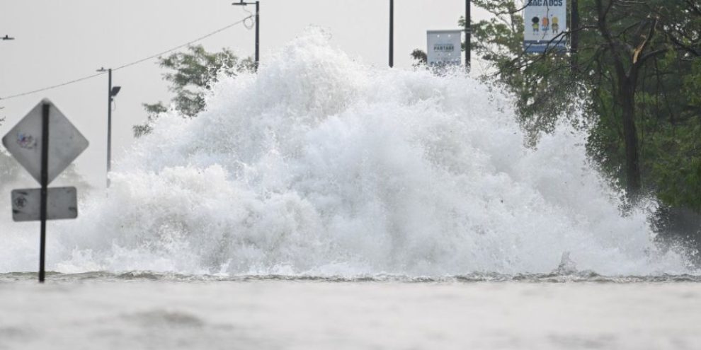 'Wall of water' in Montreal after underground pipe breaks, floods streets and homes