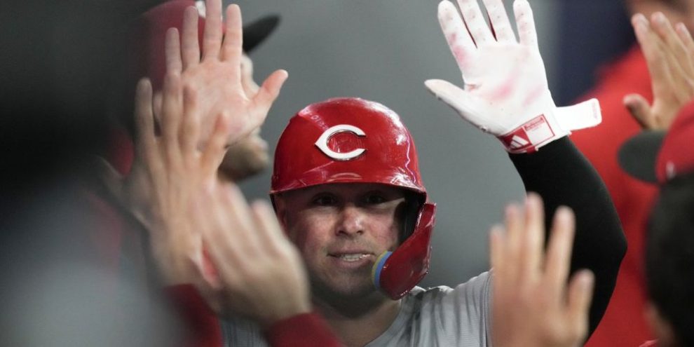 Reds score four in sixth-inning outburst, roll past Blue Jays 6-3