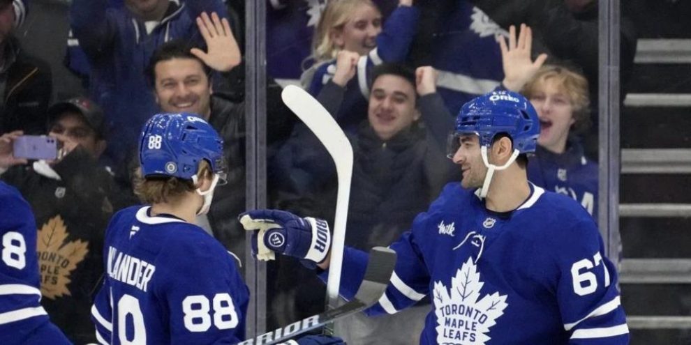 Maple Leafs hang on for 3-2 win over Ducks after losing goalie Stolarz to injury