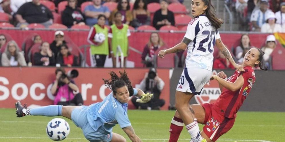 Canada's Evelyne Viens, right, tries to reach a cross as Costa Rica goalkeeper Noella Bermudez and Fabiola Villalobos look on during first half international women's friendly soccer action in Toronto