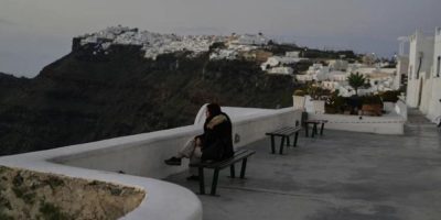 As quakes rattle Greek islands, a few brave tourists enjoy having Santorini to themselves