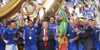 Chelsea's Reece James (24) lifts the trophy as President Donald Trump looks on