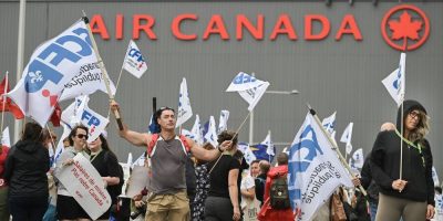 CP - Air Canada protesters MTL