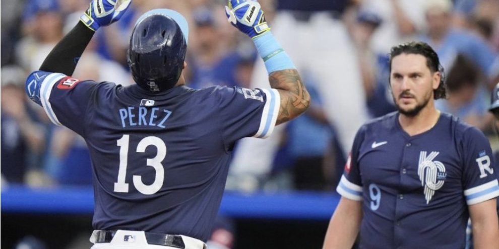 Perez hits 3-run HR in 7-run 1st inning as Royals rough up Scherzer in 20-1 win over Blue Jays