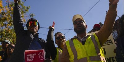 Jobs minister urges striking Canada Post union to respond to latest offer