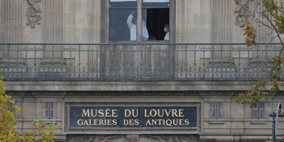 Thieves steal crown jewels in 4 minutes from Louvre Museum