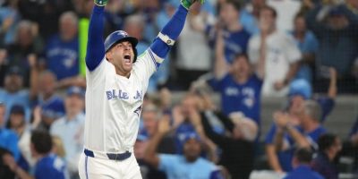 Jays advance to World Series with 4-3 win over Mariners
