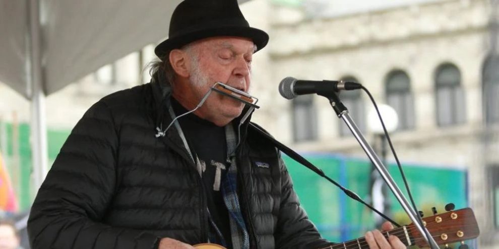 CP - Neil Young Victoria