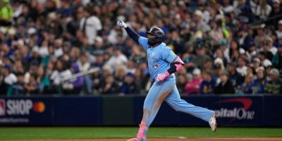 Guerrero, Springer sparks Blue Jays, who hit 5 HRs and cut Mariners ALCS lead to 2-1 with 13-4 rout