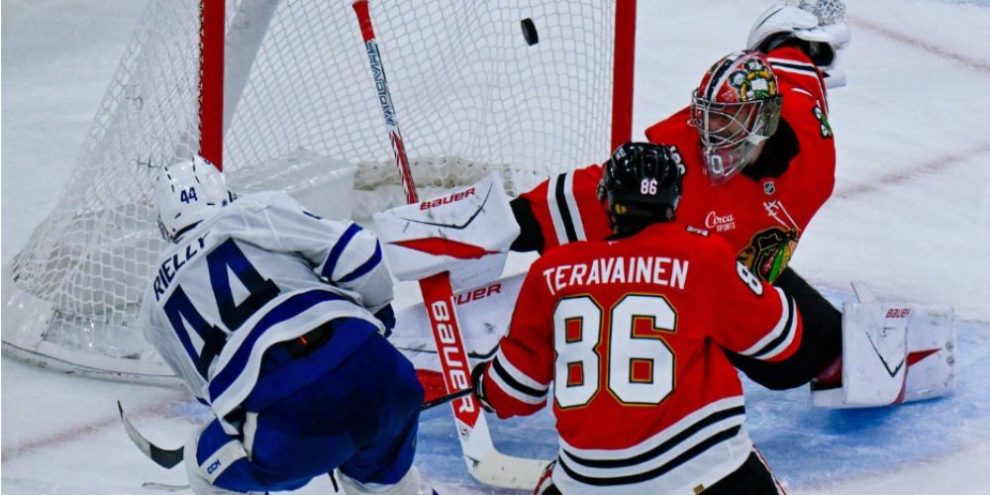 Dach scores late in third period to give Blackhawks a 3-2 win over slumping Maple Leafs
