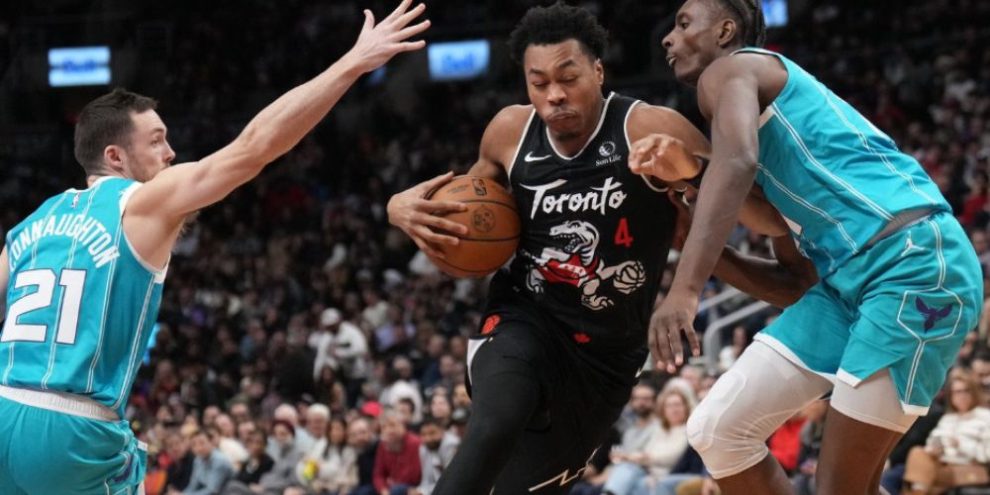 Barrett's layup with 18.4 seconds left to play hands Raptors 110-108 win over Hornets