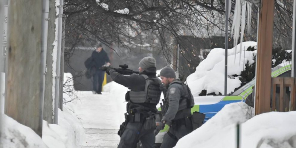 Barrie police respond to report of person trespassing, possible weapon seen