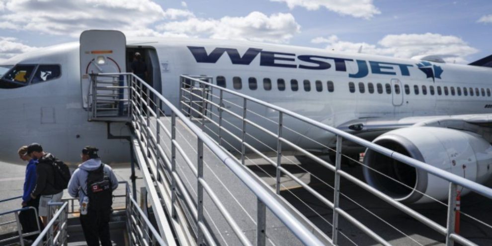 Canadians returning from Cuba amid energy crisis due to U.S. oil blockade