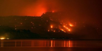 Bald Range wildfire burns near Summerland, B.C., forcing thousands to evacuate