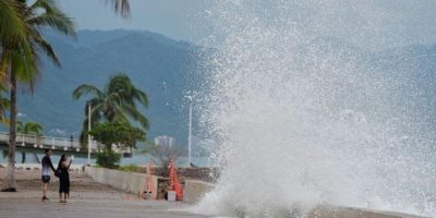 Hurricane Simon batters Mexico’s Pacific Coast as Category 4 storm threatens resort region